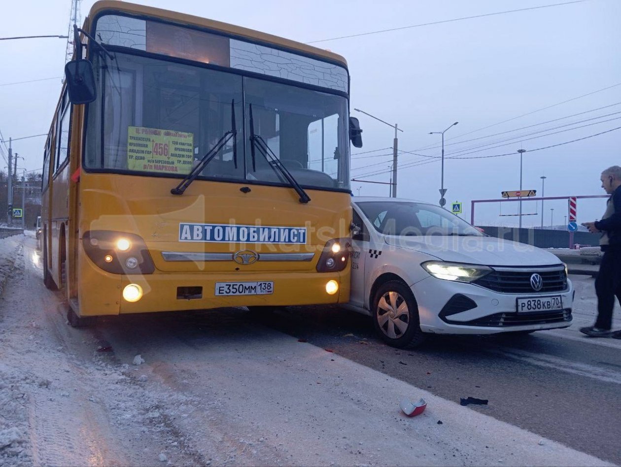 Автобус и автомобиль службы такси столкнулись в Иркутске  ИА IrkutskMedia