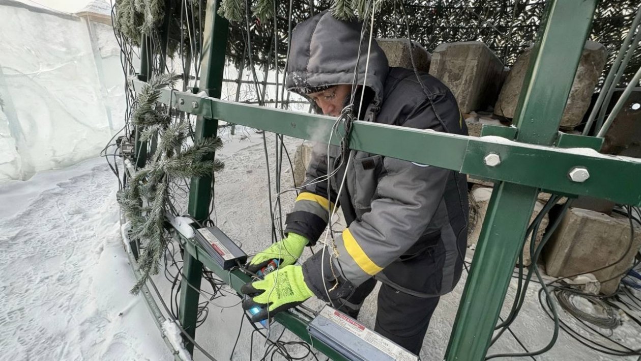 Аномальные холода вывели из строя гирлянды — ремонт идёт в экстремальных условиях МБУ &quotГорсвет&quot