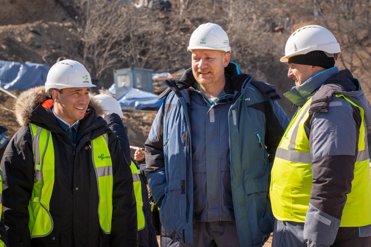 На строительной площадке завода НЗМУ. Виктор Гребенюков (в центре) с мэром Находки Тимуром Магинским (слева).
