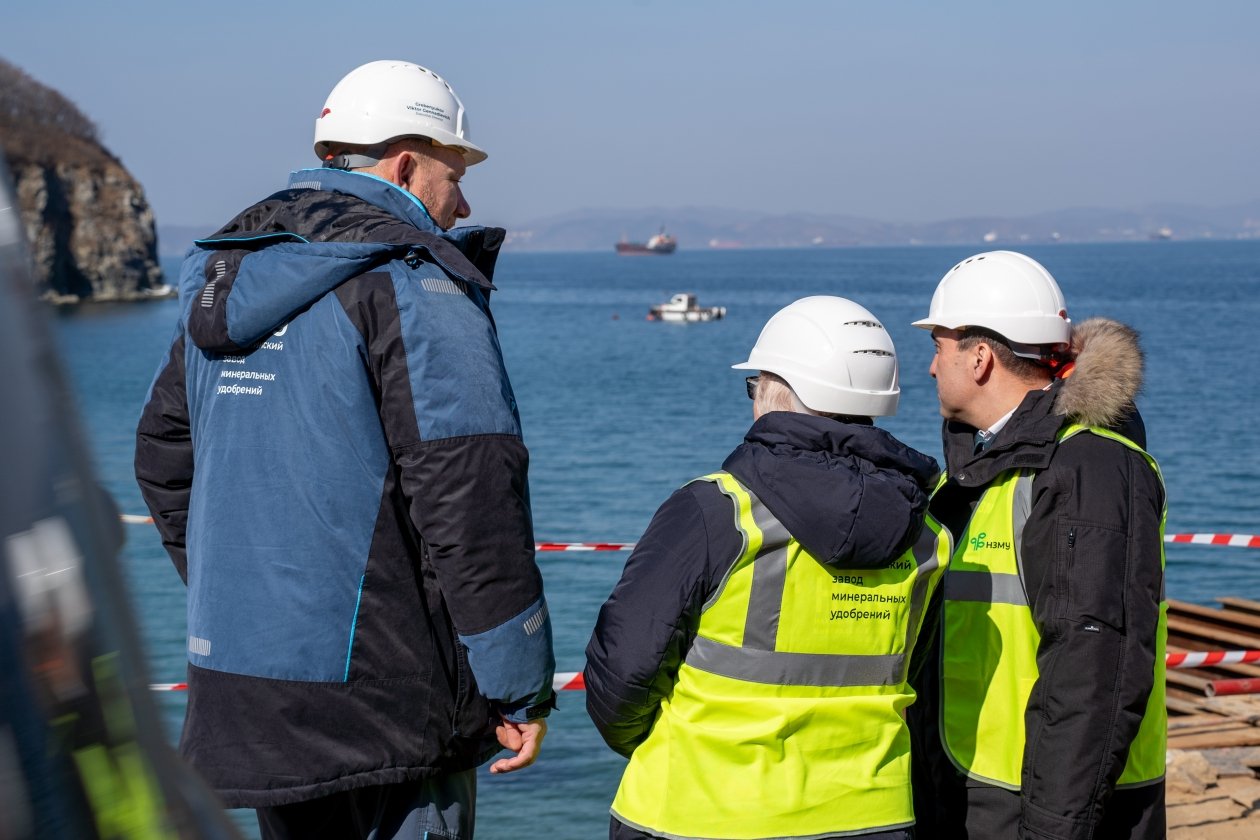 На строительной площадке НЗМУ. Виктор Гребенюков (слева).