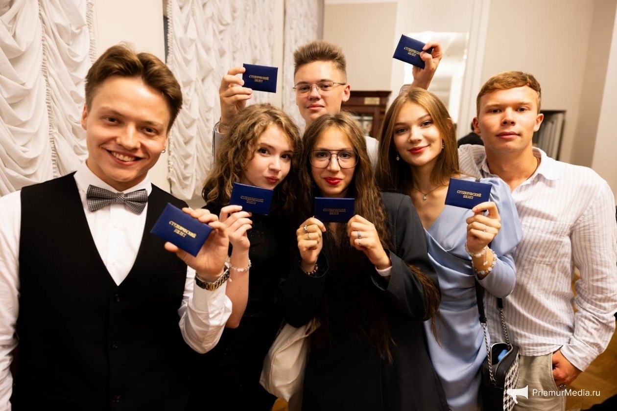 Студенты и их зачетки Денис Таушканов