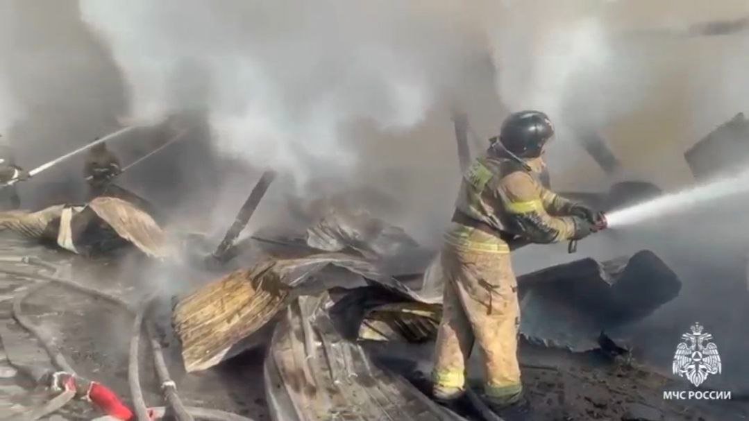 Сотрудники МЧС ликвидируют пожар в Иркутске Пресс-служба ГУ МЧС России по Иркутской области