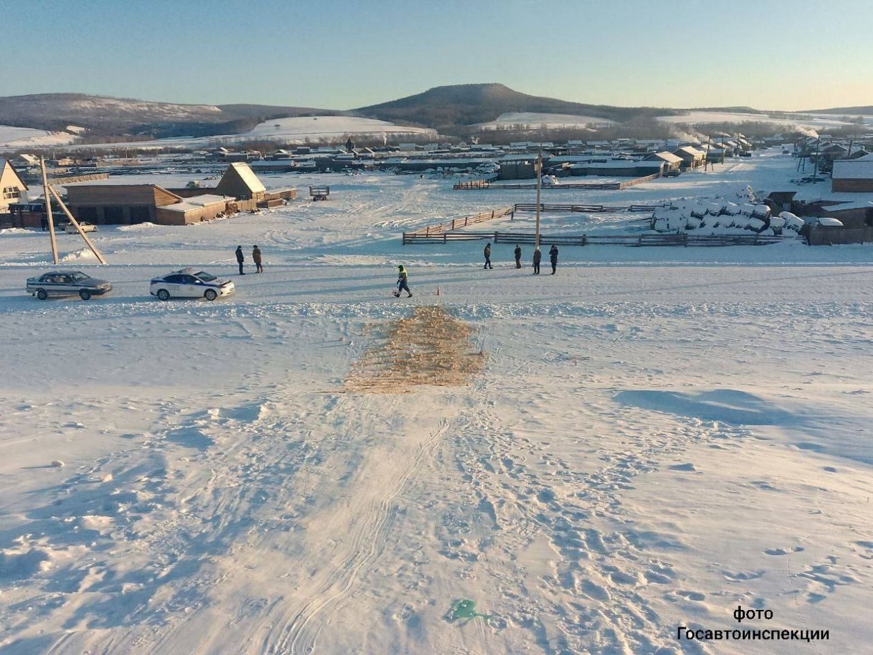 Две девочки скатились со стихийной горки и попали под машину в Осинском районе Отдел пропаганды УГИБДД России по Иркутской области