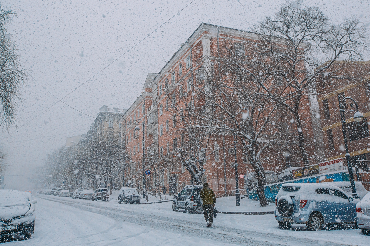 Пять сантиметров — сигнал для ЖКХ: как часто должны убирать снег с крыши Мария Смитюк, ИА PrimaMedia