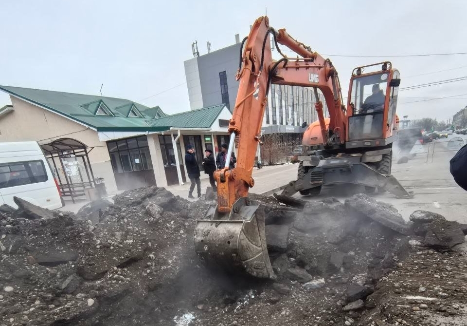 В Невинномысске специалисты устраняют порыв на теплосетях Соцсети главы Невинномысска Михаила Миненкова