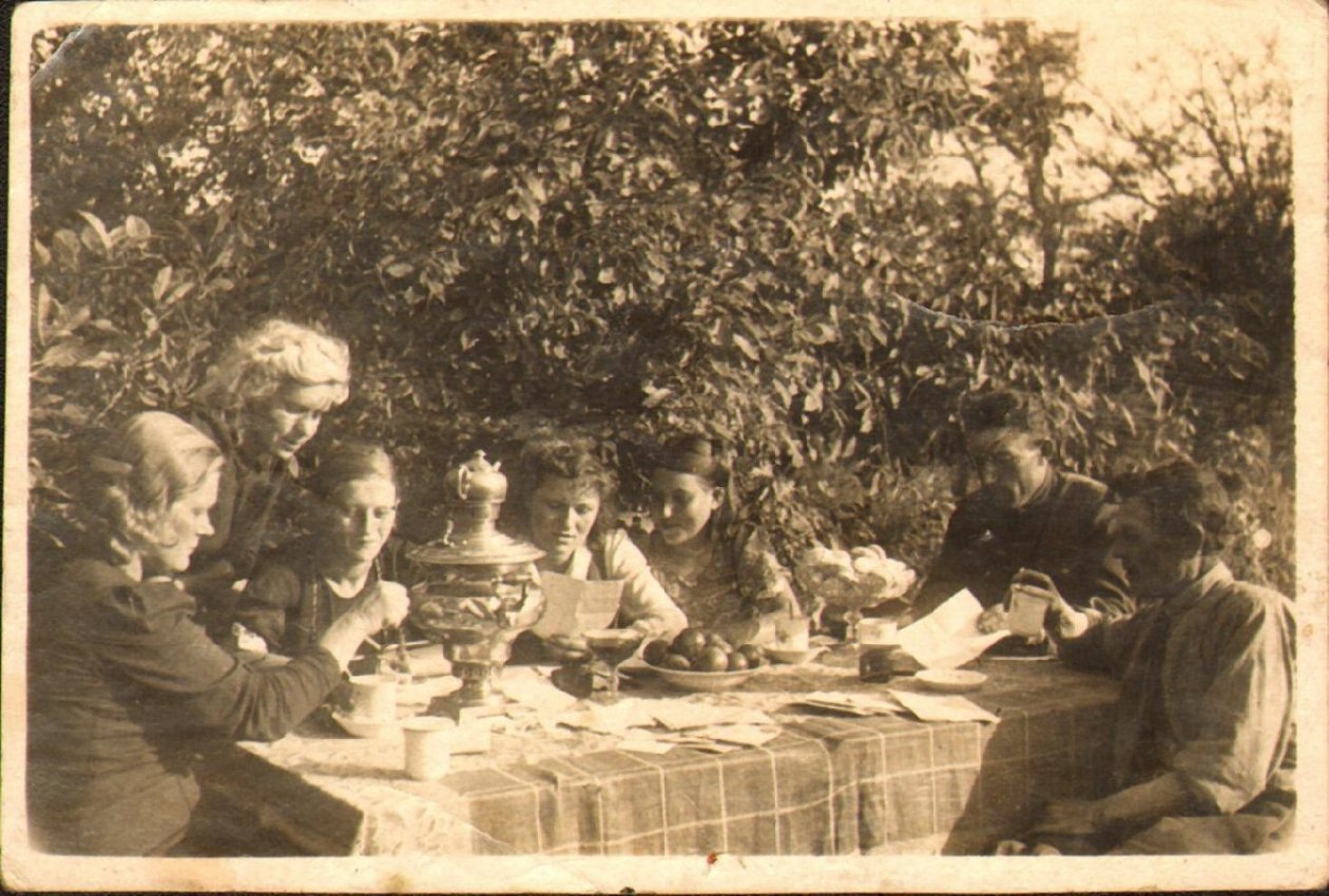 Семья Коровайко за чтением писем с фронта предоставлено библиотекой №27