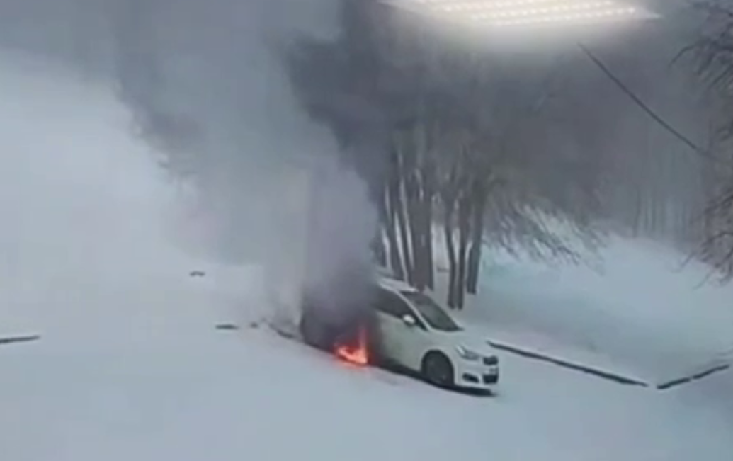 Мужчина спас ребенка из горящей машины в Иркутске Скриншот видео из соцсетей
