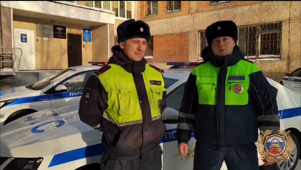 Госавтоинспекторы помогли застрявшему на трассе водителю в -40°С в Братске Отдел пропаганды УГИБДД России по Иркутской области