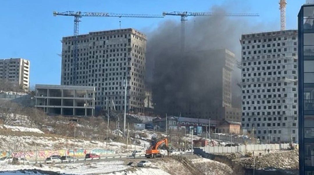 Жилой комплекс загорелся на Патрокле во Владивостоке ИА PrimaMedia
