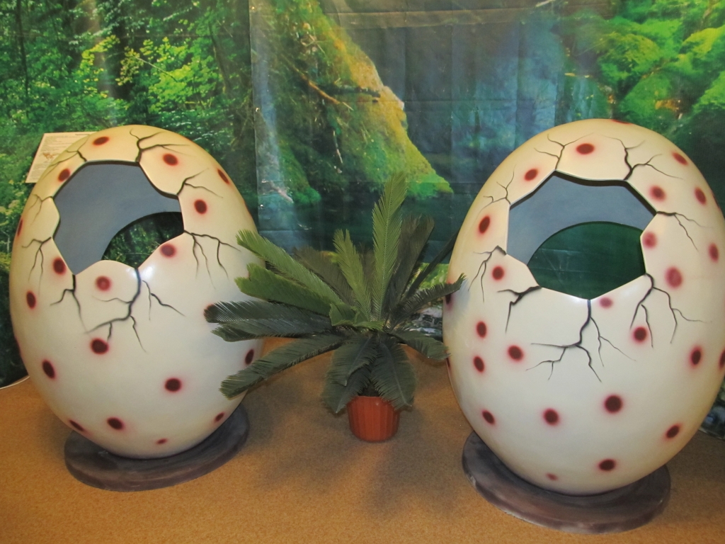 В этих яйцах динозавров можно фотографироваться, Фото с места события из других источников