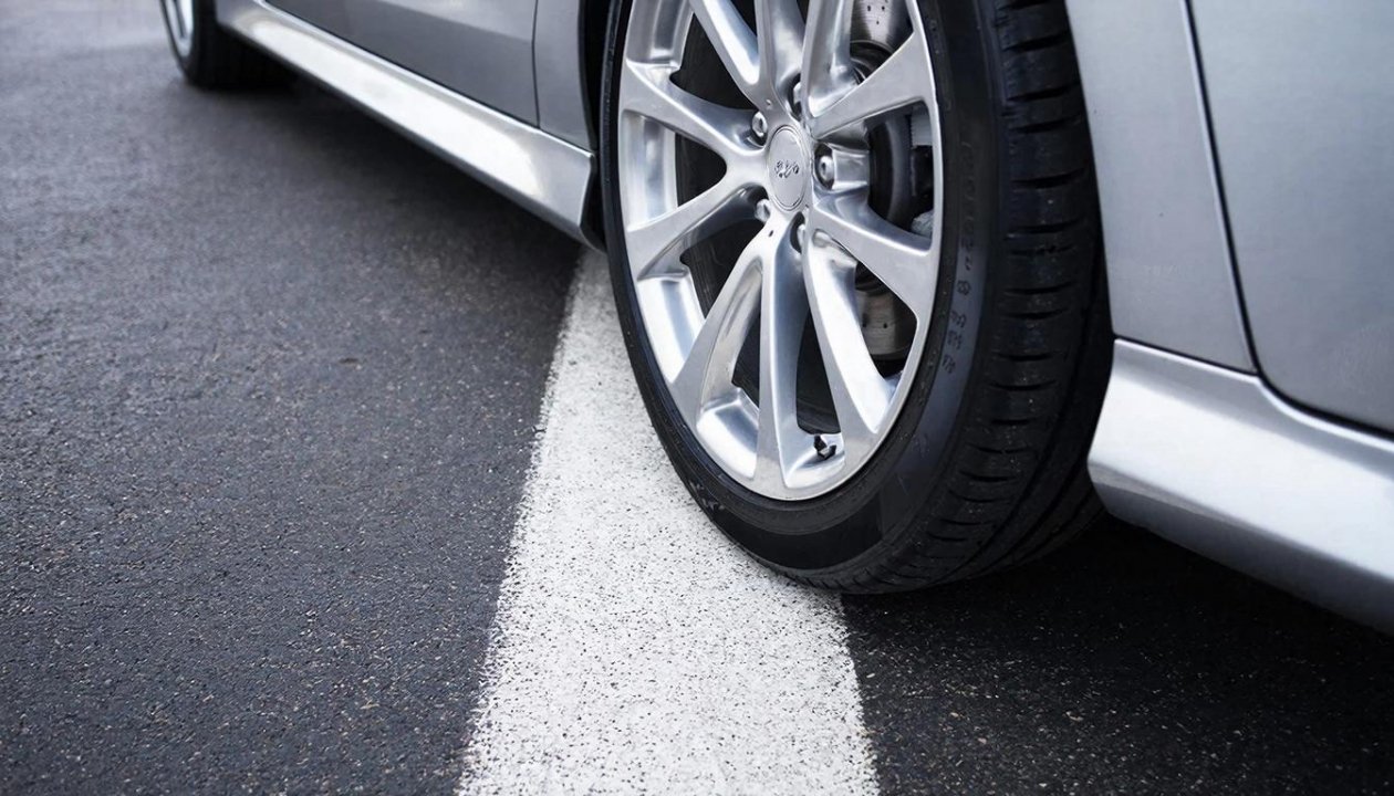 Лишат прав или просто штраф? Можно ли наезжать колесом на сплошную - четкое разъяснение ИИ Kandinsky (18+)