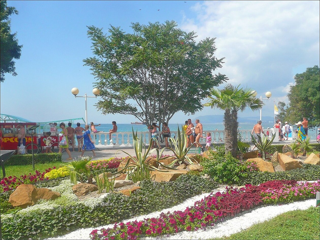 Набережная курортного посёлка неподалёку от Сочи commons.wikimedia.org