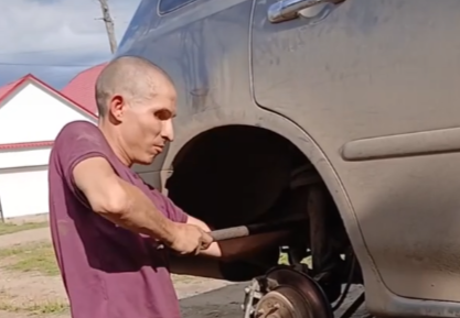 Алексей справляется не только по дому, но и с легкостью меняет колесо Блог &quotПророк&quot