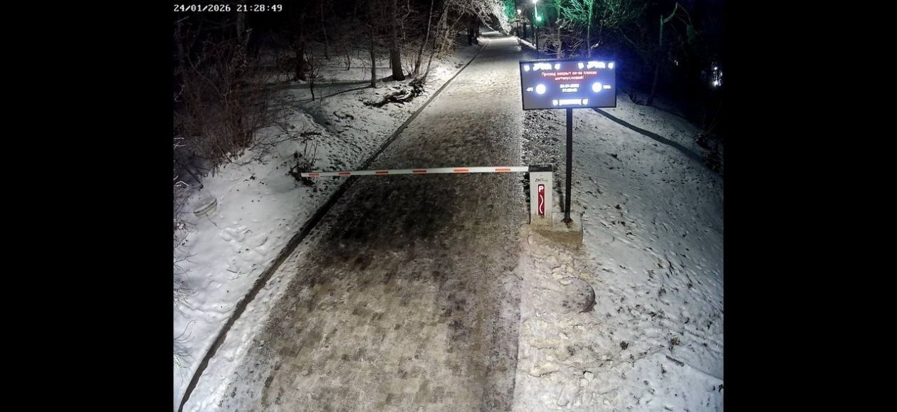 Терренкуры перекрыли из-за наледи на деревьях в Железноводске Соцсети главы Железноводска Евгения Бакулина