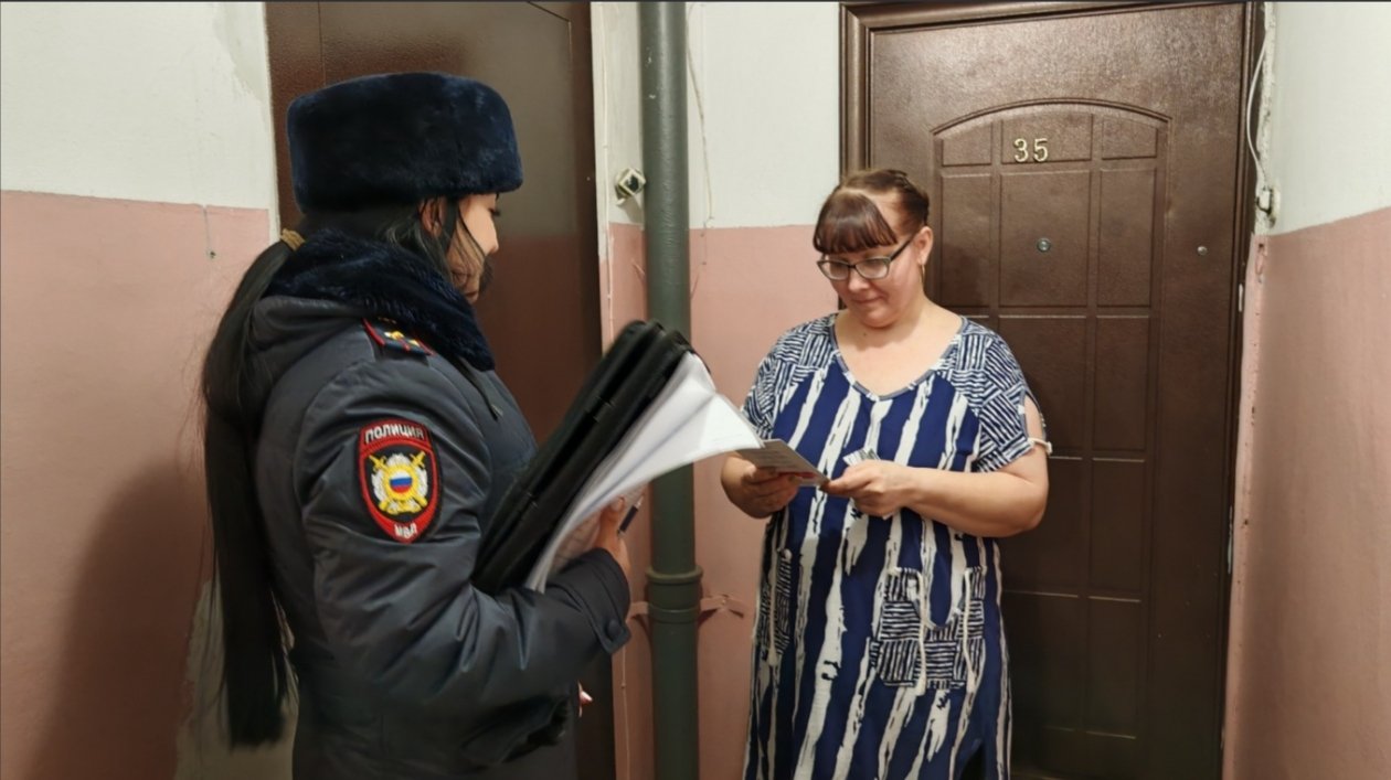 В Уссурийске полицейские проводят разъяснительные беседы о мошенничестве с горожанами предоставлено пресс-службой ОМВД России по городу Уссурийску