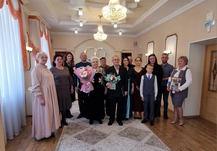 Золотой юбилей супругов Петровых отметили в Уссурийске тг-канал (18+) департамента ЗАГС Приморского края.