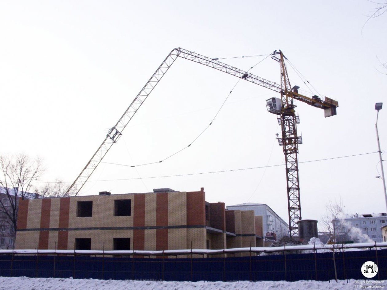 При падении стрела башенного крана задела ЛЭП телеграм-канал &quotСтроительство. Благовещенск&quot (18+)