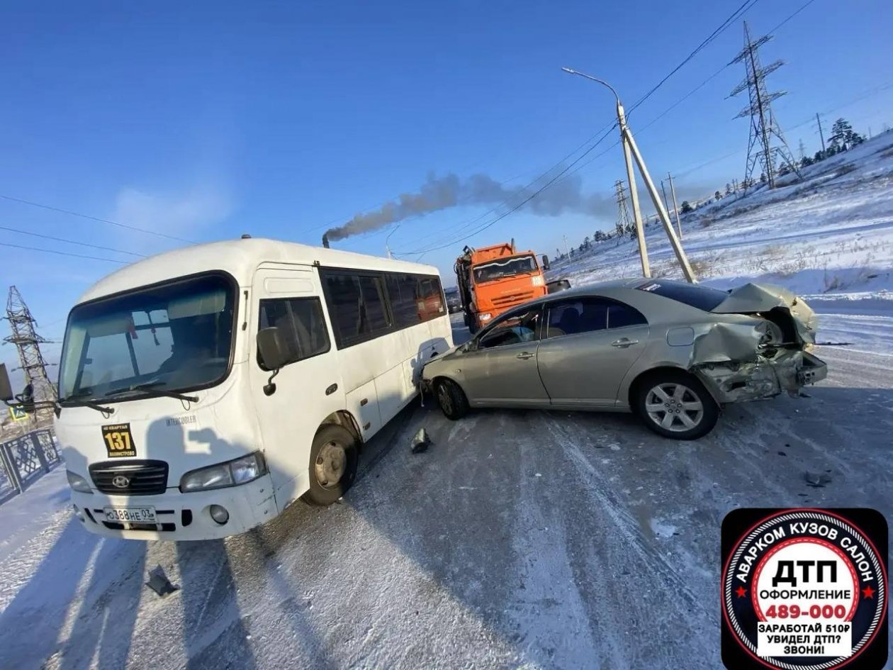 В маршрутный автобус в Бурятии врезался лихач телеграм-канал &quotАварком Кузов-Салон&quot