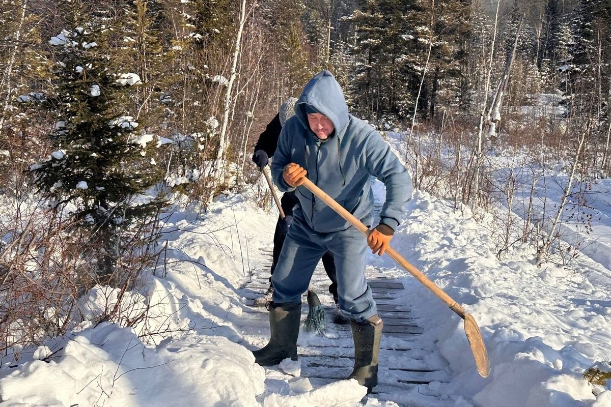 Уборка снега Шелеховское местное отделение &quotЕдиной России&quot