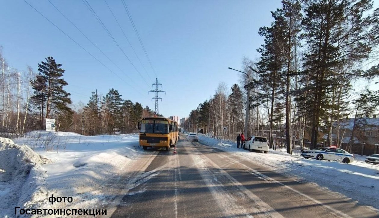 Автобус со школьниками столкнулся с иномаркой в Иркутском районе Госавтоинспекция региона