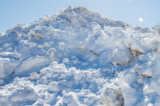 Снежные завалы. Архивное фото ИА PrimaMedia