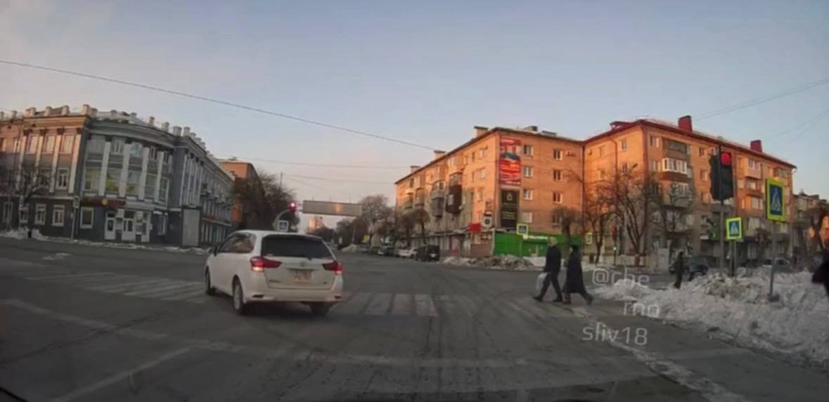 Момент нарушения ПДД скриншот видео из Tg-канала (18+) mark2_che