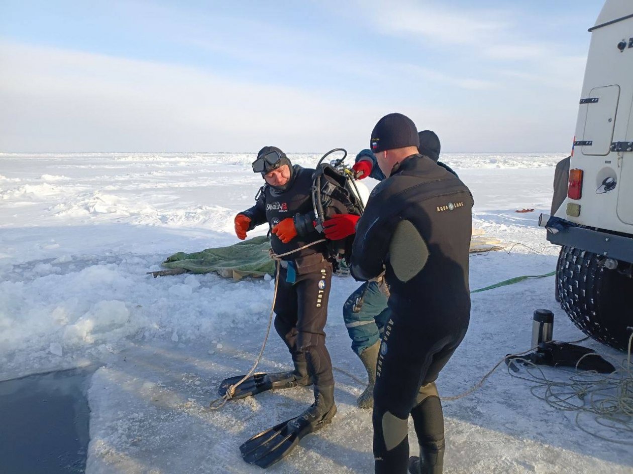 Тело утонувшего в машине мужчины подняли спасатели Посольского подразделения БПСО Пресс-служба ФГКУ Байкальского поисково-спасательного отряда МЧС России