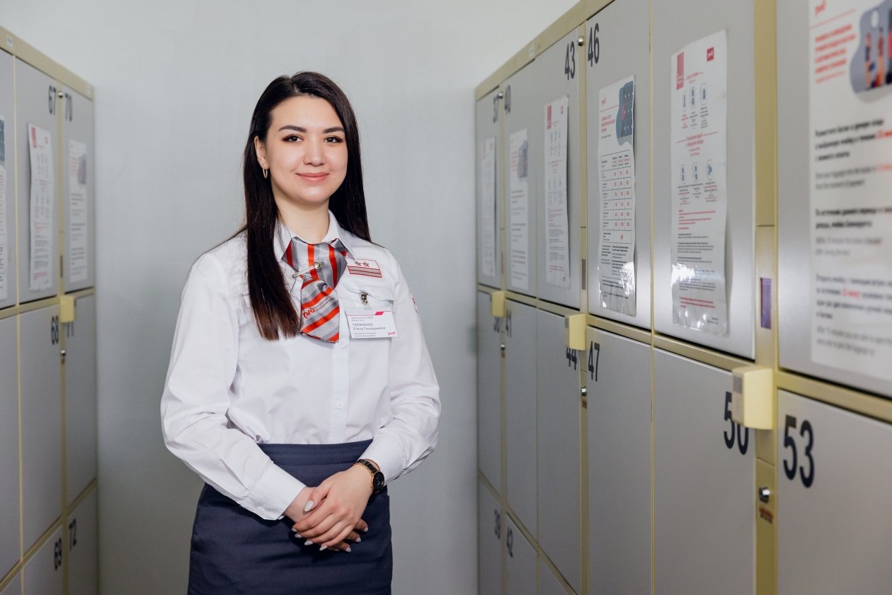 Сотрудник РЖД рядом с камерами хранения пресс-службы ЗабЖД