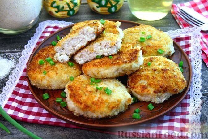 Приготовьте сочные, нежные и аппетитные биточки из куриного филе с манкой - буквально тают во рту russianfood.com