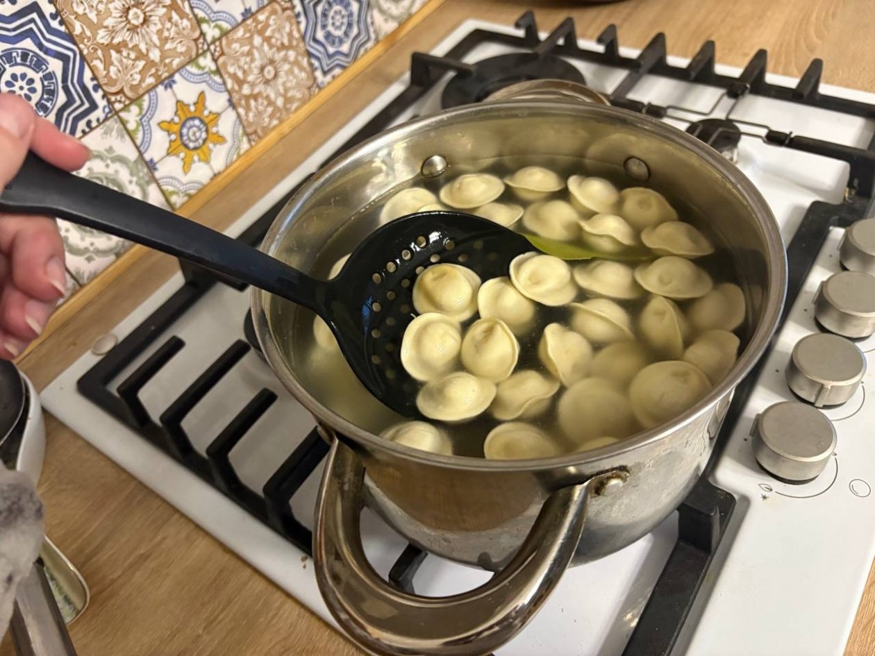 1 ложка в кипяток - пельмени не прилипнут ко дну: тесто не порвется, мясо сварится ИА KrasnodarMedia