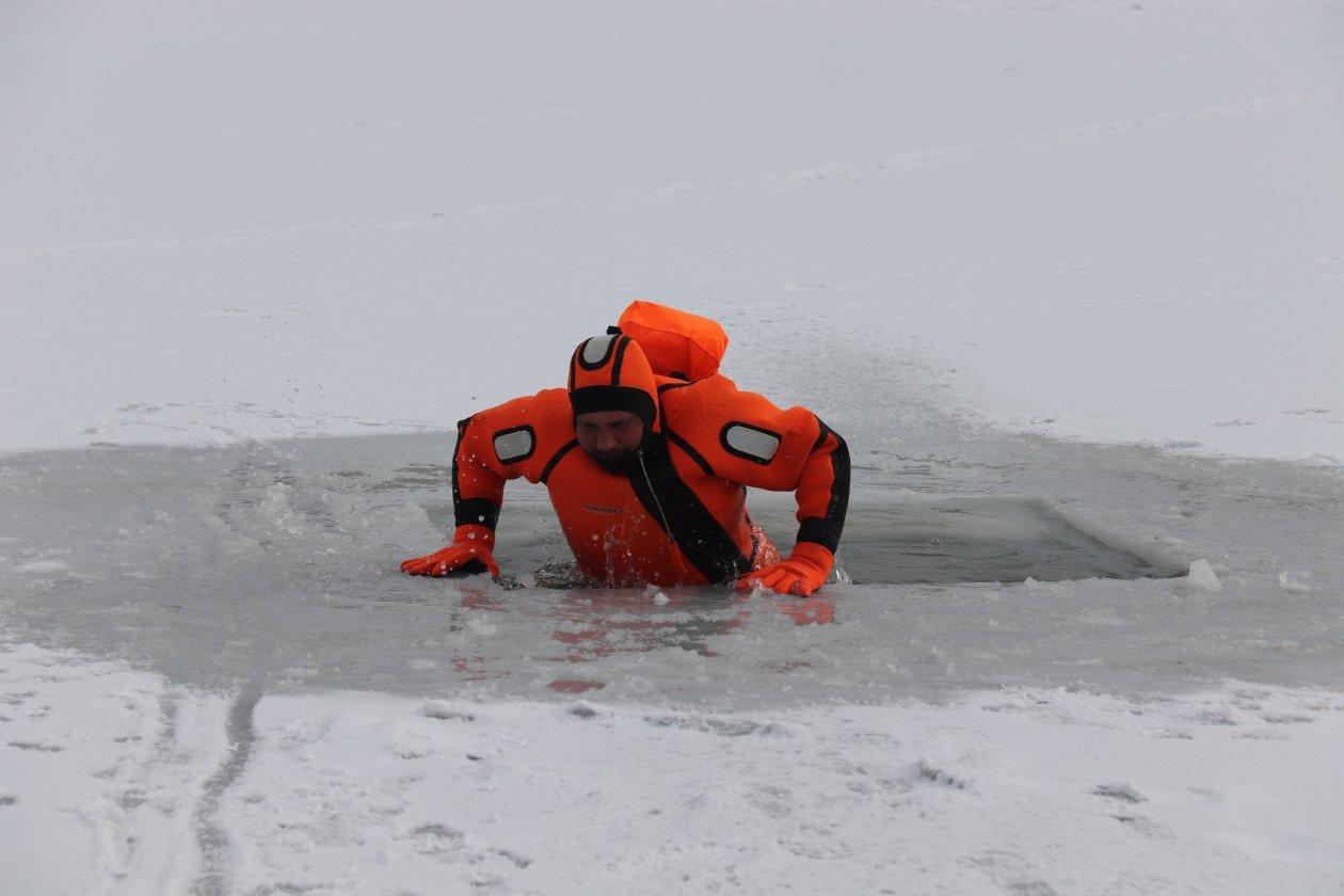 Эвакуацию провалившихся под лёд отработали спасатели на Елагином пруду в Ставрополе ПАСС СК
