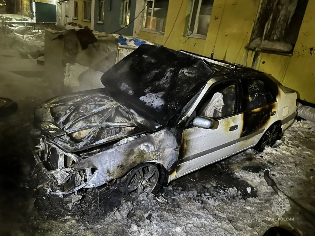 Огонь повредил автомобиль в Сусумане ГУ МЧС России по Магаданской области