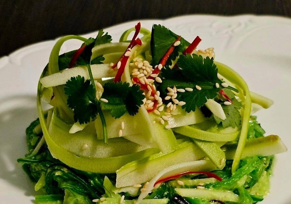 Салат &quotХияши&quot с ореховым соусом и кабачками Павел Ледров