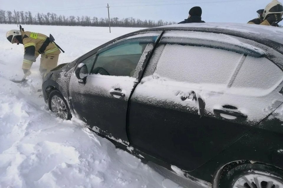 На Кубани пожарные вызволили из снега школьный автобус с детьми и автомобиль t.me/mingochskk