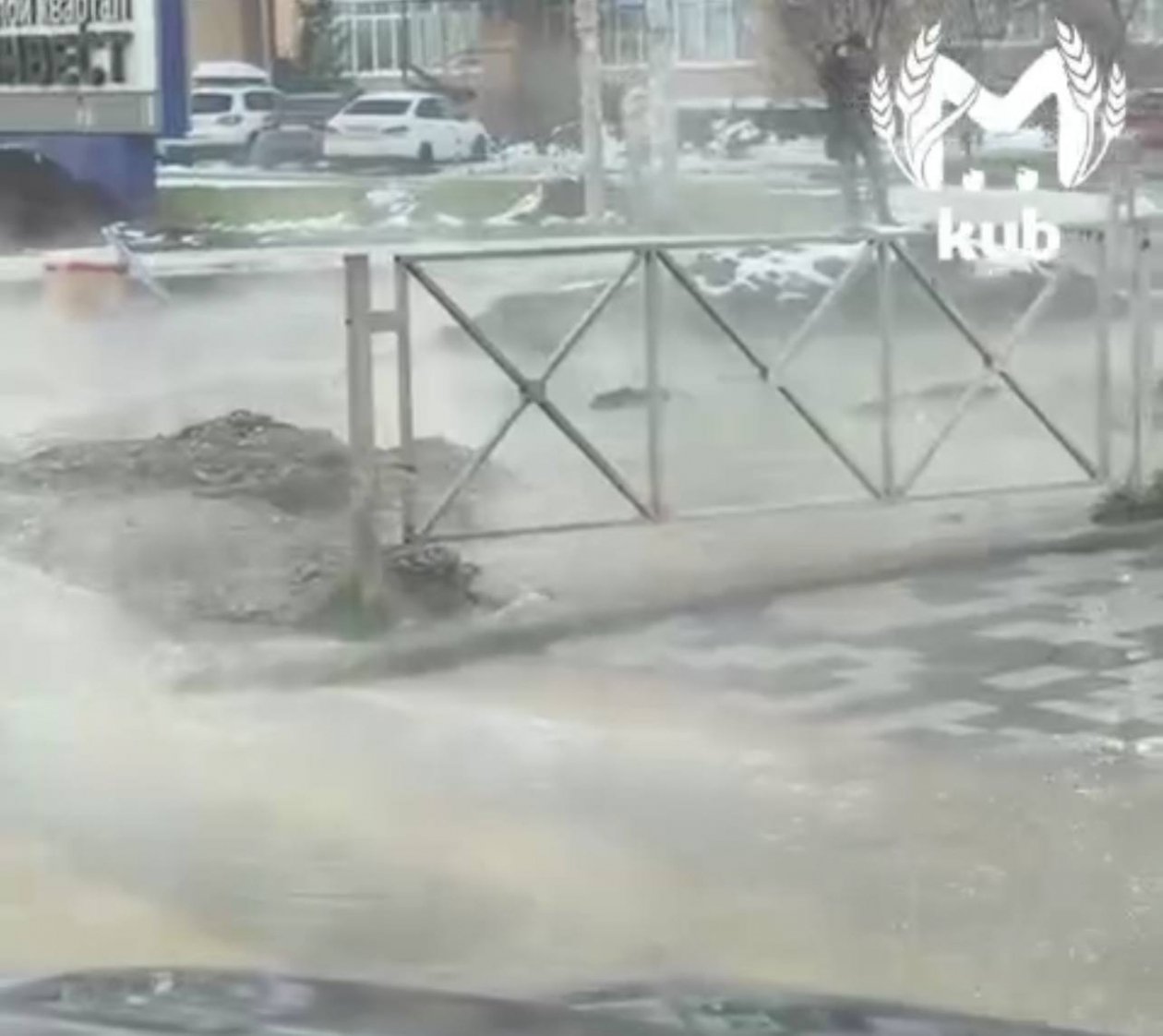 Власти прокомментировали прорыв трубы с кипятком посреди улицы в Краснодаре t.me/krasnodarmediasu