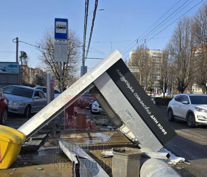 Власти отреагировали на рухнувшую остановку в Краснодаре скрин t.me/krd_tipich_ru