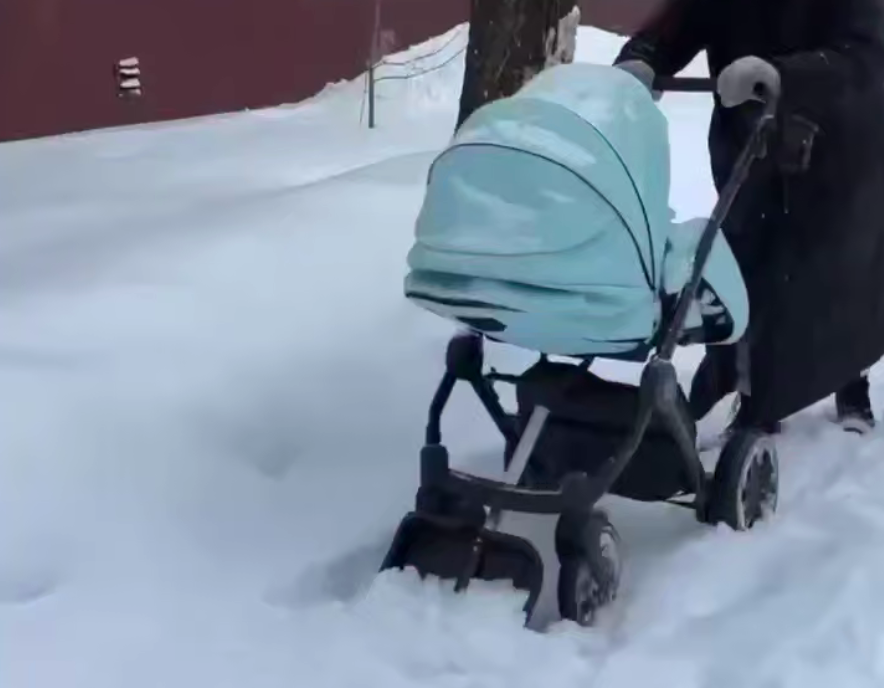 Детская коляска с лопатой для снега Телеграм-канал &quotМосква с огоньком&quot (18+)
