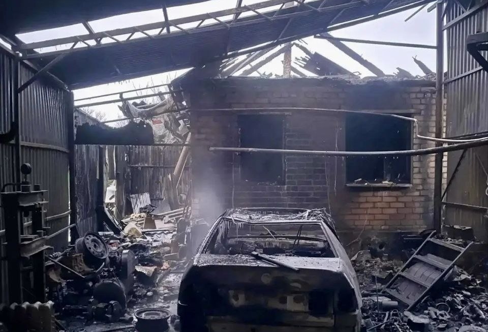 Гараж сгорел с машиной, дом пострадал - о серьёзном пожаре рассказали на Ставрополье пресс-служба МЧС Ставропольского края