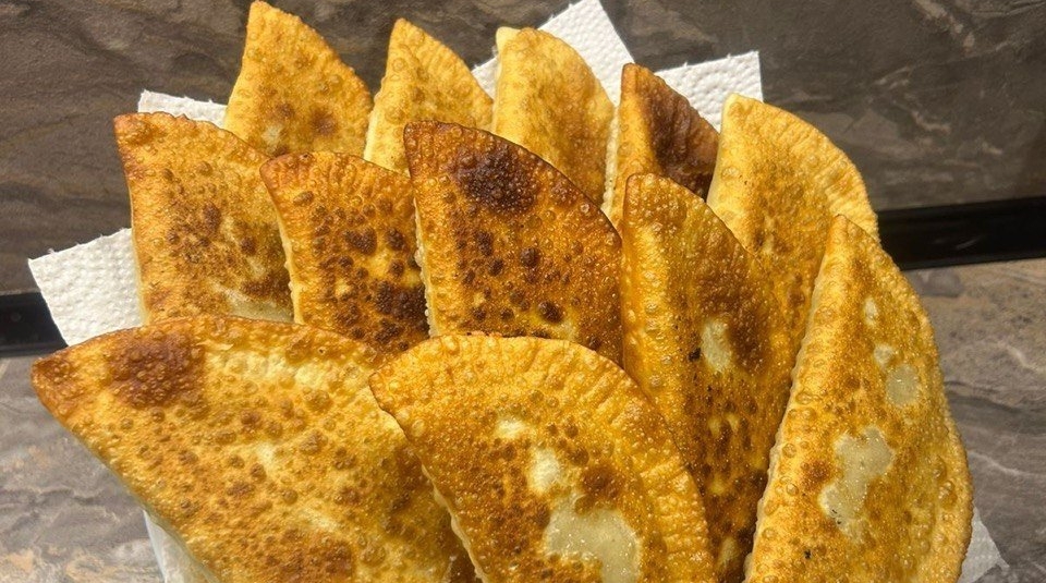 Сочные чебуреки на скорую руку: простой рецепт без дрожжей и долгого замеса ИА KrasnodarMedia