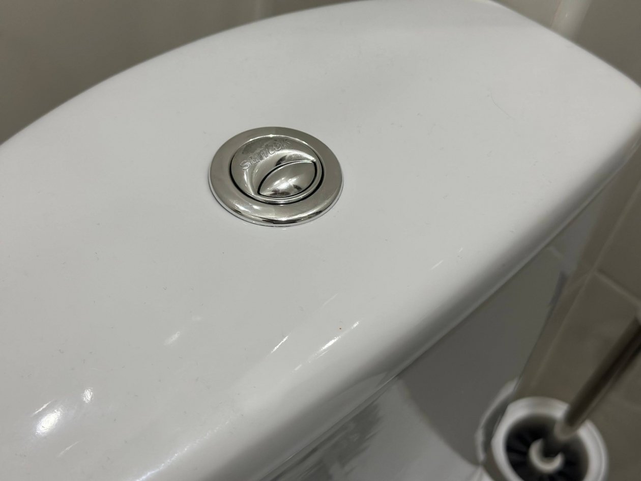 Всю жизнь смывали неправильно: для чего нужны две кнопки на бачке унитаза ИА KrasnodarMedia