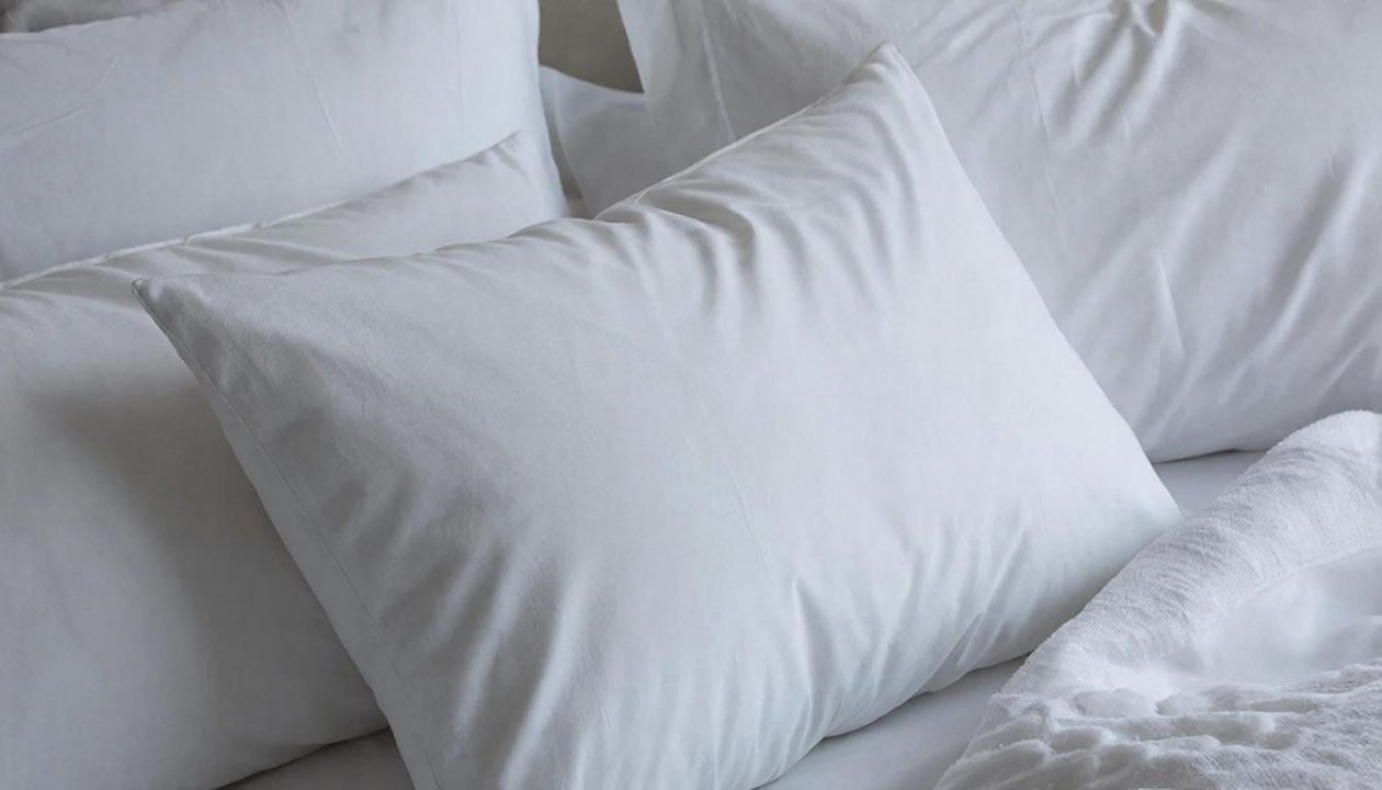 Даже старые подушки задышат свежестью: 1 хитрость от пота и желтых пятен ИИ Kandinsky (18+)