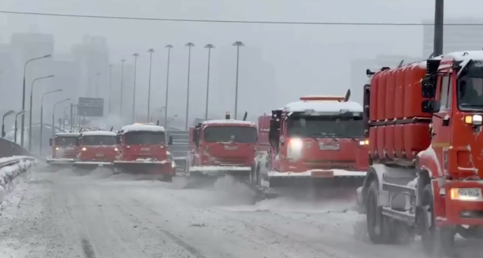 Коммунальные службы Москвы показали, как чистят дороги от снега скрин из видео t.me/kgh_moscow