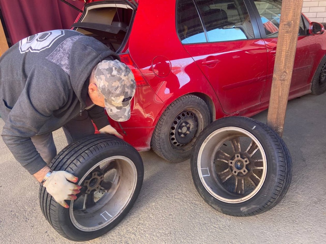 Когда нет домкрата: новый способ замены спущенного колеса, даже если в багажнике пусто ИА SevastopolMedia