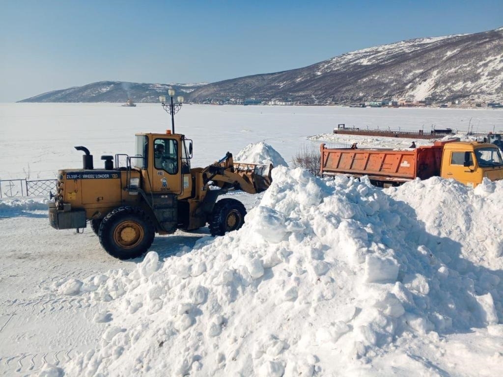 В Магадане продолжается расчистка от снега улично-дорожной сети Источник