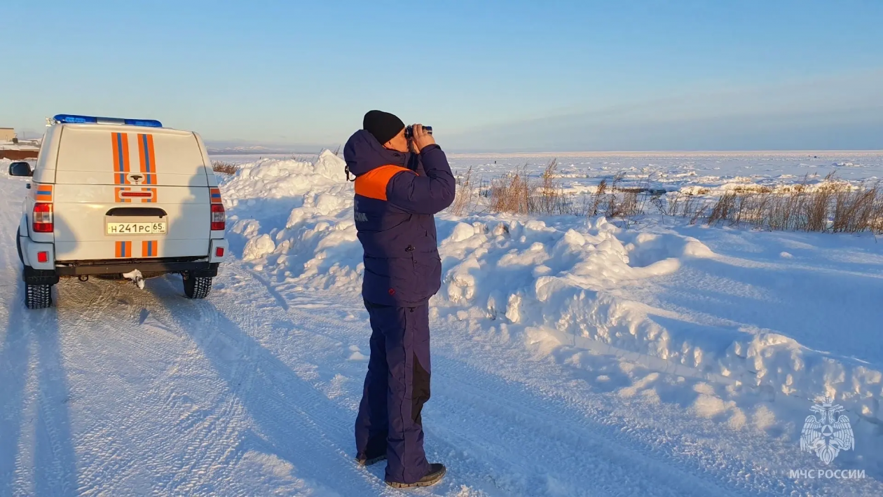 Серьезная трещина на льду образовалась на берегу моря в Долинском районе пресс-служба МЧС России по Сахалинской области