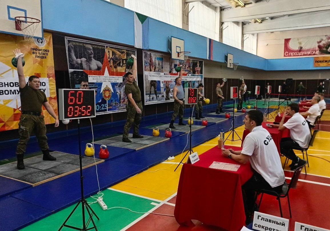 В Комсомольске-на-Амуре определили сильнейших в ходе чемпионата ВВО по военному-прикладному спорту в дисциплине &quotРывок гири&quot Предоставлено пресс-службой Восточного военного округа