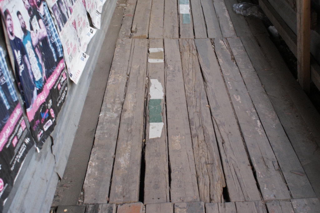 Доски гниют, Фото с места события собственное