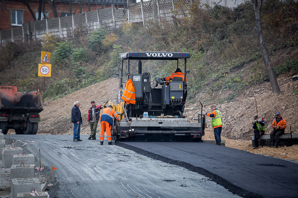 Пока асфальтируют маленькими участками, Фото с места события собственное