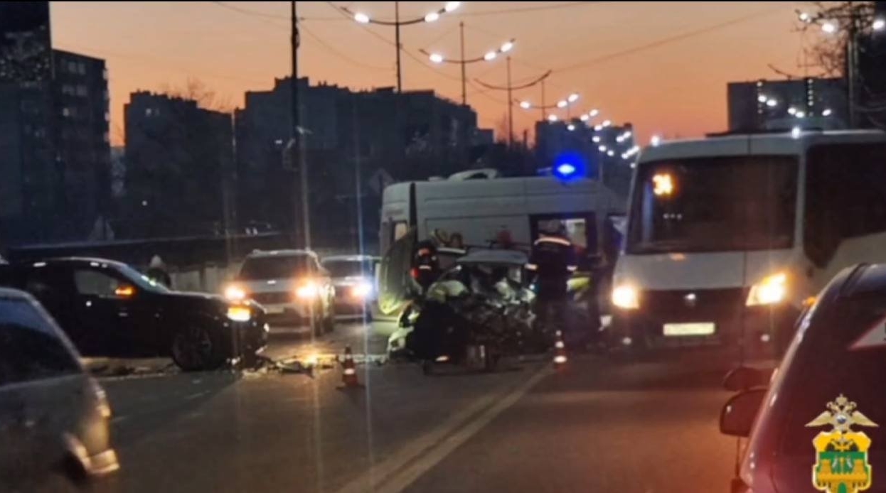 В жестком ДТП в Новороссийске один человек погиб, трое в больнице t.me/mvd_23