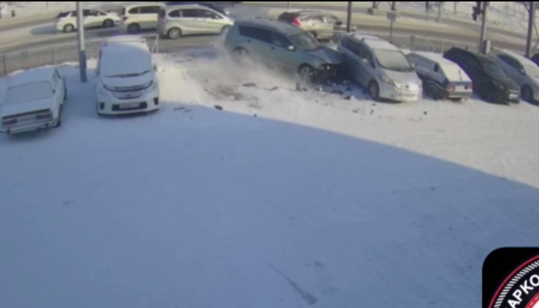 За секунды до аварии мужчина с ребенком покинули парковку в Улан-Удэ телеграм-канал &quotАварком Кузов-Салон&quot